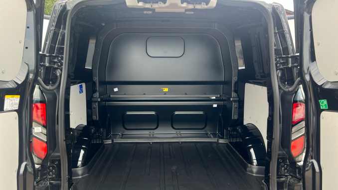 Ford Transit Custom 320 L1 Diesel Fwd 2.0 EcoBlue 150ps H1 Double Cab Van Limited - Image 4